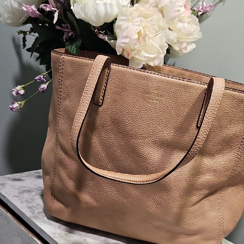 Elegant Tan Leather Tote Bag